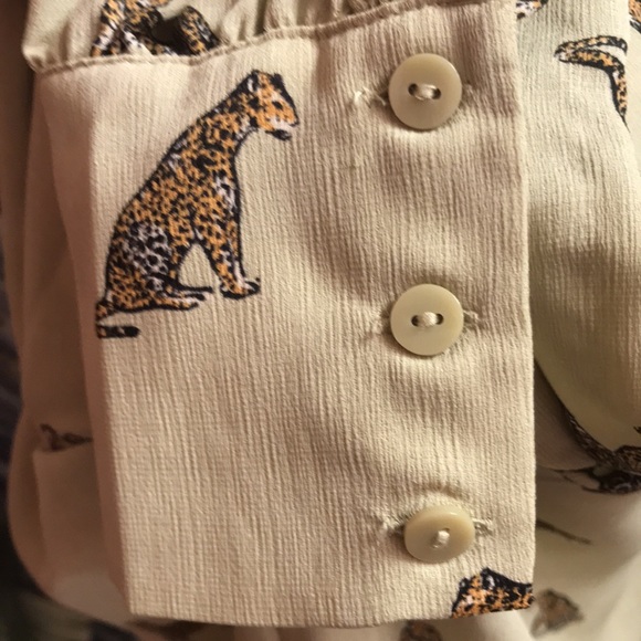 ANN TALOR DEFINED CHEETAH PRINT BUTTON FRONT BLOUSE SIZE MEDIUM - Picture 4 of 7